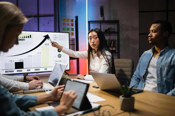 Comment les analyses de données peuvent-elles améliorer le ciblage des campagnes publicitaires pour une marque de vêtements sportifs ?